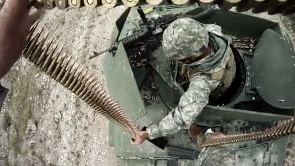 Солдаты заряжают пулемёт — стоковое видео