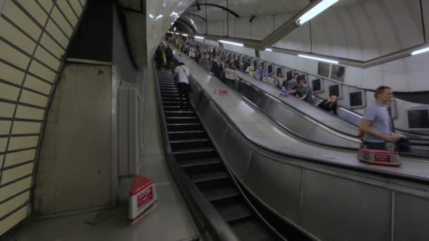 Menschen laufen in der U-Bahn-Station — Stockvideo