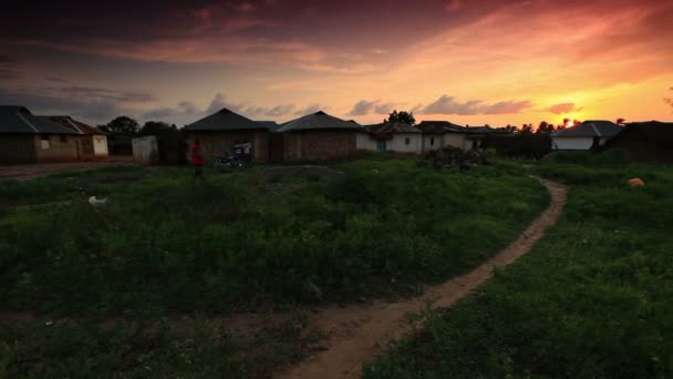 Cabañas keniatas al atardecer . — Vídeo de stock