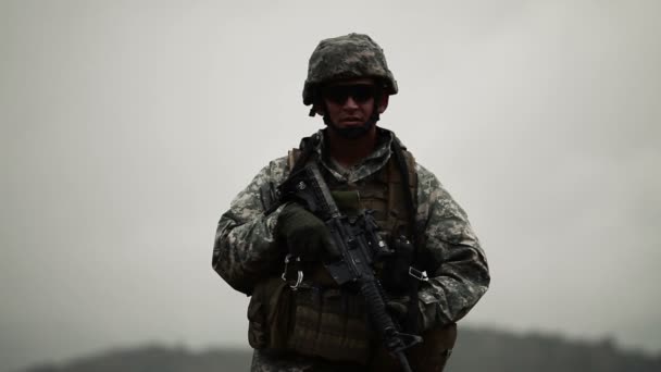 Soldat schaut sich um und dann in die Kamera — Stockvideo