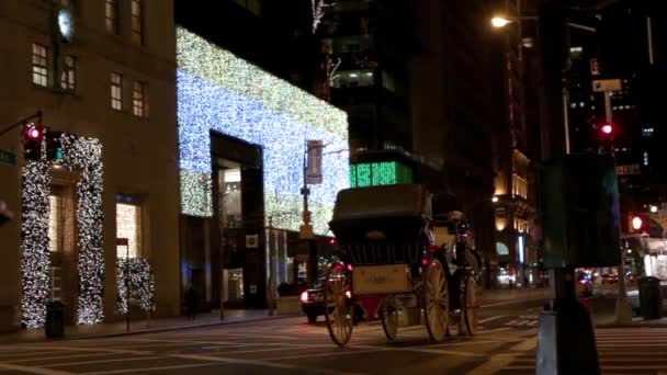 Straat ingericht voor Kerstmis, paard en wagen, auto's en verlichting — Stockvideo