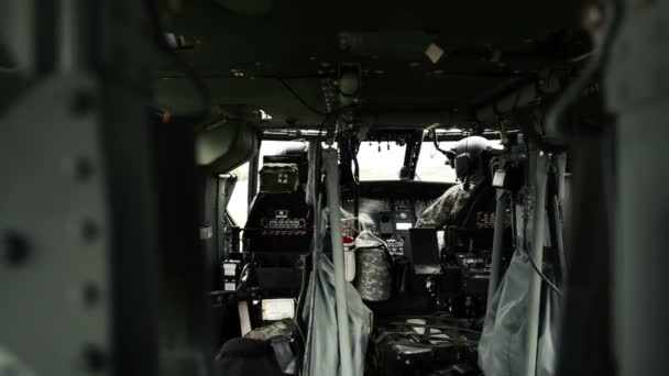 Pilotos en helicóptero Black Hawk — Vídeos de Stock