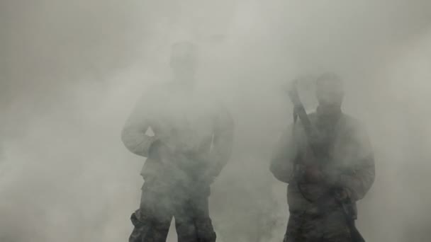 Soldaten verschijnen, wandelen door een wolk van rook — Stockvideo