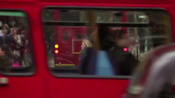 Persone che camminano per una strada trafficata a Londra — Video Stock