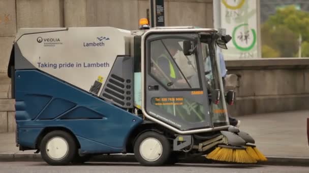 Man in een Road scrubber truck geparkeerd in Londen — Stockvideo