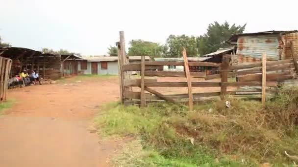 Imágenes de seguimiento de un edificio de madera rodeado por una zanja de drenaje — Vídeos de Stock