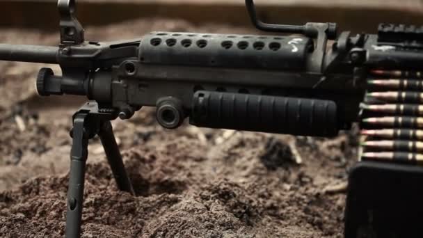 Lövés a géppuskával katona — Stock videók