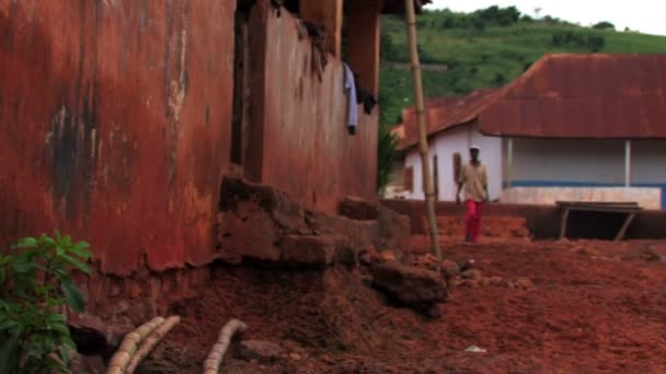 Staden byggnad i Afrika med man walking. — Stockvideo