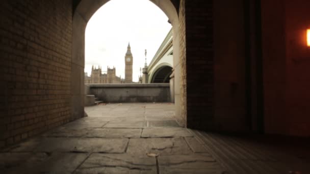 Big Ben from a tunnel — Stock Video