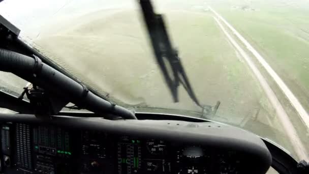 Black Hawk Copilot fliegt Scheibenwischer herum und schaut Pilot an — Stockvideo