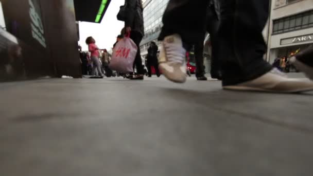 People walking on the streets — Stock Video