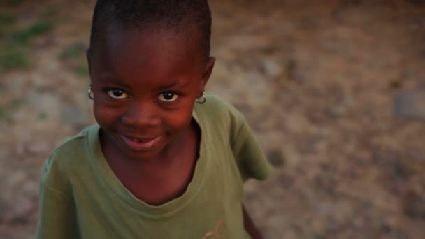 Chica keniata con pendientes sonriendo — Vídeo de stock