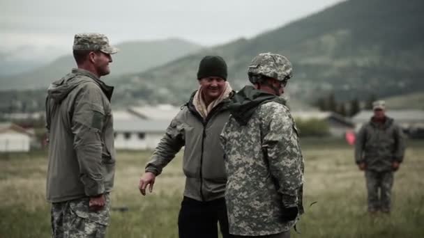 Żołnierzy w grupy, podczas gdy inny żołnierz jest promowany — Wideo stockowe