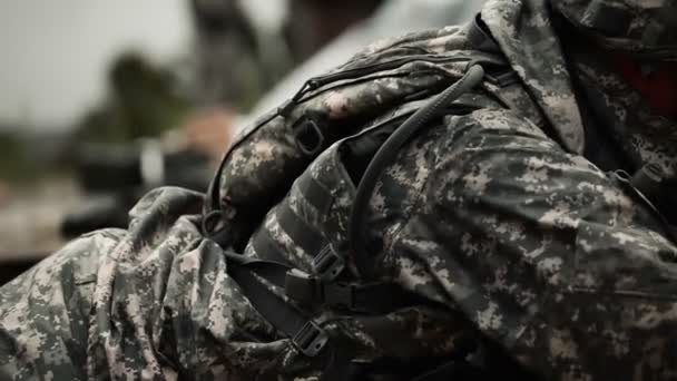 Voják dostává půdu pod nohama — Stock video