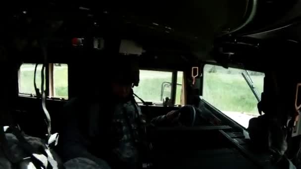 Humvee gunner recibe instrucciones — Vídeo de stock