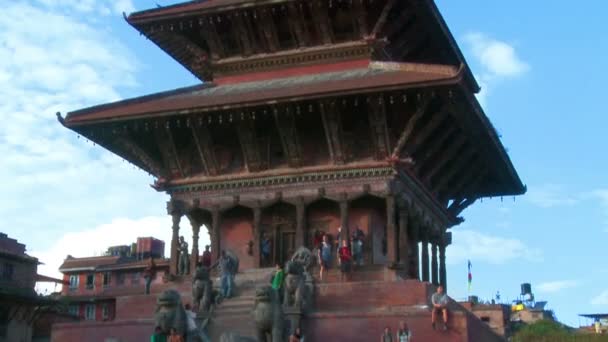 Straßenverkehr auf dem Bhaktapur-Platz — Stockvideo