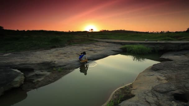 川で女性に洗われたケニアの子. — ストック動画