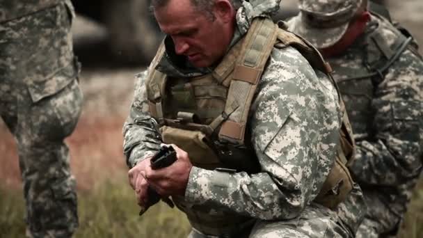 Assault rifle magasin som laddas av soldater — Stockvideo