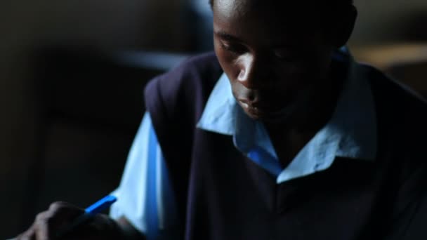 Estudiante africano haciendo una prueba — Vídeo de stock