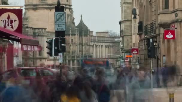 Pedestrian traffic and Tom Tower in Oxford — Stock Video