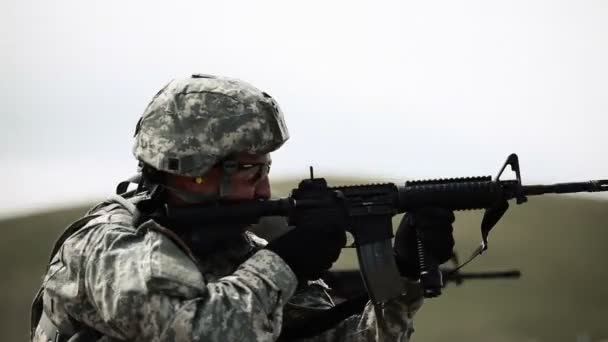 Soldaten knien nieder, um zu schießen, dann stehen sie auf — Stockvideo