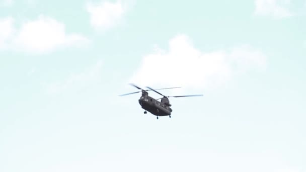 Вертолет CH-47 "Чинук" во время полета в небе — стоковое видео