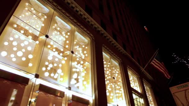 Edificio con luces en las ventanas — Vídeo de stock