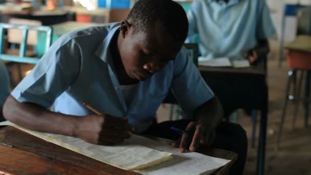 Närbild på en pojke i skola i Kenya. — Stockvideo