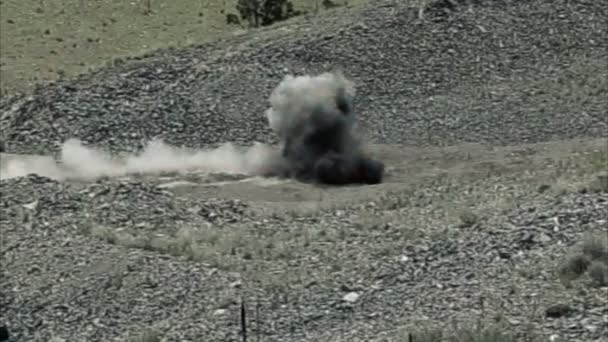 Petite explosion au ralenti dans la zone de dynamitage . — Video