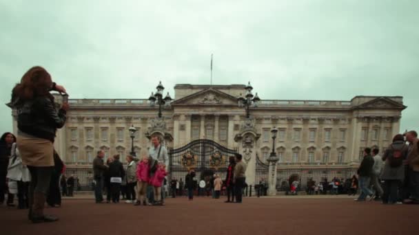Famiglia scatta foto di fronte a Buckingham Palace a Londra — Video Stock