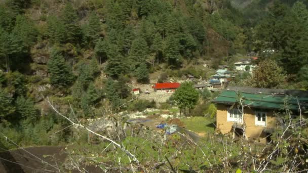 Byggnader inklämd mellan två berg i Nepal. — Stockvideo