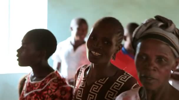 Tre donne cantano, ballano e sorridono come parte di un gruppo in Kenya, Africa — Video Stock