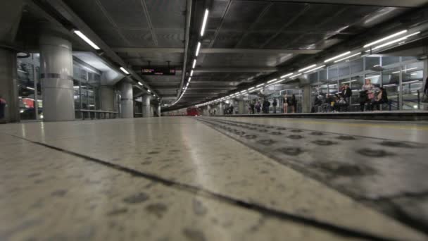 Passagiers op metro in Londen — Stockvideo