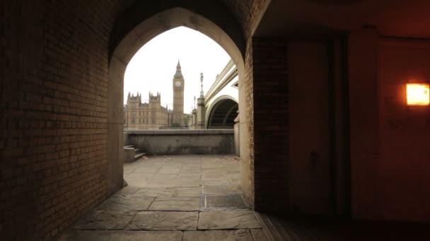 Big Ben from a tunnel — Stock Video
