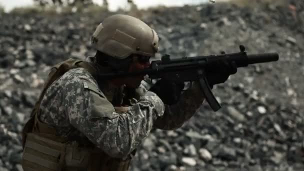 Voják natáčet automatickou cílovou pušku v dosahu — Stock video