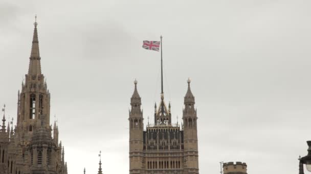 Union Jack voando acima do Palácio Westminster . — Vídeo de Stock