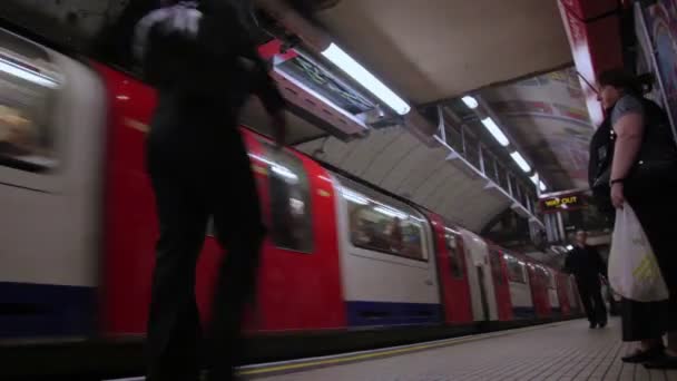 Mensen lopen in het station van de metro in Londen — Stockvideo