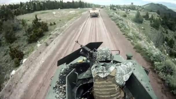 Żołnierze odkładają pas amunicji — Wideo stockowe