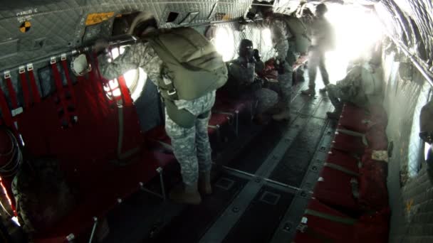 Des parachutistes regardent par les fenêtres d'un hélicoptère CH-47 Chinook — Video