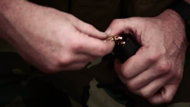 Солдат заряжает пистолет. — стоковое видео