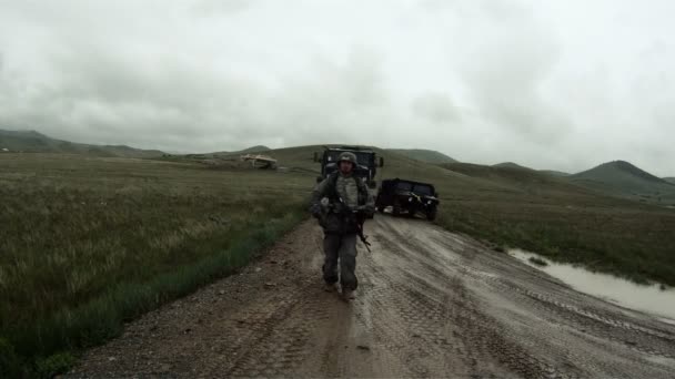 Rückseite eines Konvoi-Fahrzeugs Soldaten beim Aufräumen — Stockvideo