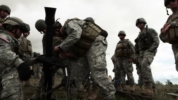 Группа солдат разбирает миномётный гранатомёт — стоковое видео