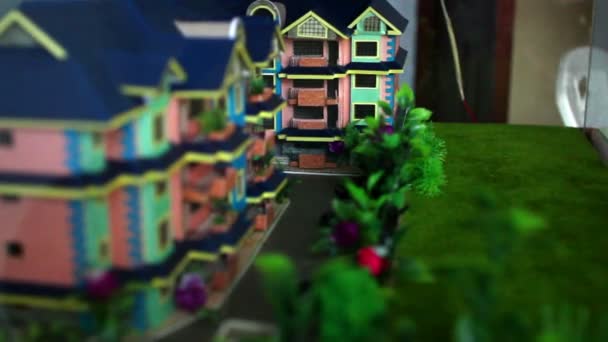 Captura de mano de una escena en miniatura de casas en exhibición . — Vídeo de stock