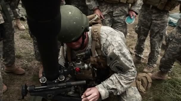 Soldiers aiming a mortar launcher — Stock Video