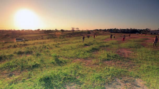 Anak-anak bermain di lapangan di Kenya . — Stok Video