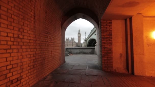 Тоннель под мостом, который показывает Биг Бена — стоковое видео