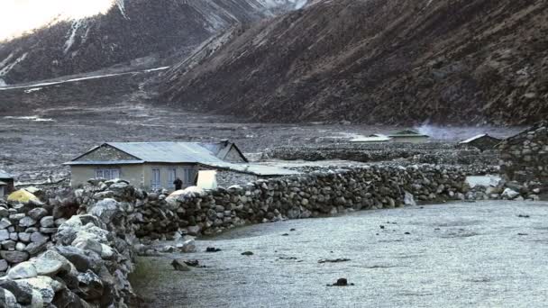 Dimineața într-un sat nepalez . — Videoclip de stoc