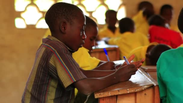 Lekce, ve třídě plné studentů v Keni, Afrika — Stock video