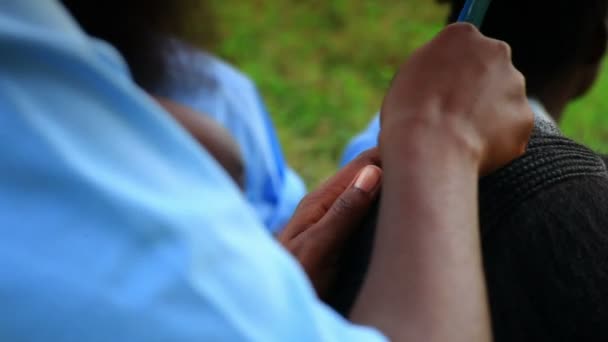 Estudiantes tomando un descanso después de la escuela — Vídeos de Stock