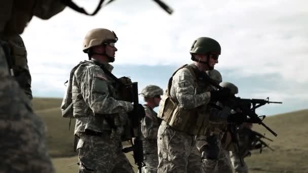 Plusieurs soldats s'entraînent à tirer des fusils d'assaut — Video